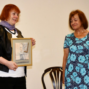 Jaroslava Málková přebírá cenu od Olgy Nytrové.
